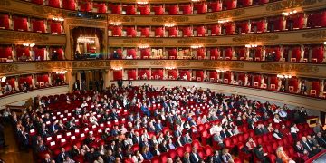 La Lombardia è la regione leader in Italia per l'economia culturale: lo attestano due rapporti recentemente pubblicati. Nella foto simbolica una sala di teatro piena di spettatori seduti sulle poltroncine.