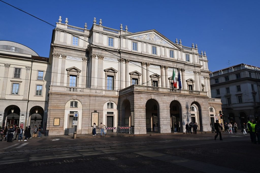 In foto una veduta esterna del Teatro alla Scala di Milano durante l’evento Futura dedicato alla cultura in Lombardia
