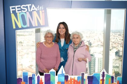 L’assessore regionale alla Famiglia, Elena Lucchini, in compagnia di due anziani durante le celebrazioni della festa dei nonni a Palazzo Lombardia