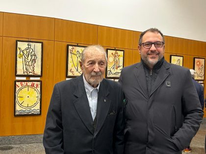 Il simbolismo nei Tarocchi: L’arte tra mitologia ed esoterismo' è il titolo della mostra di Alessandro Nastasio (a sinistra nella foto con l'assessore regionale Gianluca Comazzi) allo 'Spazio 3' di Palazzo Lombardia fino al 12/11