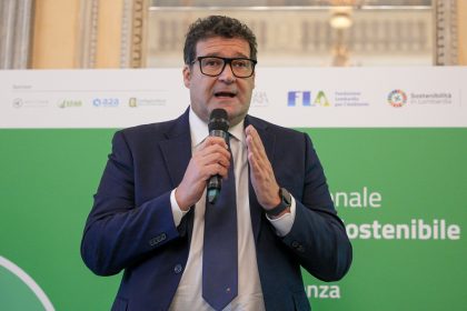 In foto l’assessore regionale al Clima Giorgio Maione durante la quarta tappa a Monza del Forum per lo Sviluppo Sostenibile con focus sull’edilizia sostenibile