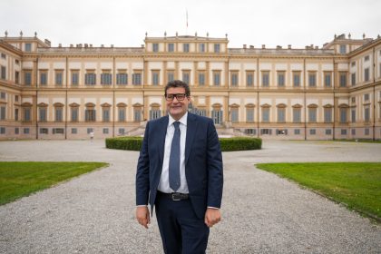 In foto l’assessore regionale al Clima Giorgio Maione, davanti alla Villa Reale di Monza, location della quarta tappa del Forum per lo Sviluppo Sostenibile con focus sull’edilizia sostenibile