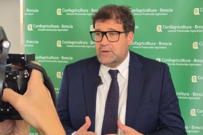 Il voucher finanziato da Regione Lombardia per la formazione in agricoltura e il calo dei nitrati come importante risultato frutto di politiche mirate sono stati i temi al centro degli interventi tenuti degli assessori Simona Tironi (Istruzione, Formazione, Lavoro) e Giorgio Maione (Ambiente e Clima) in occasione della 97° edizione della Fiera Agricola Zootecnica Italiana. Qui una foto dell'assessore Maione