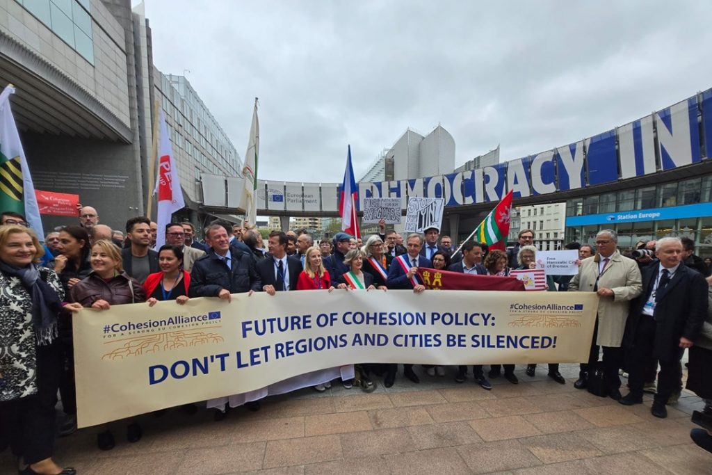 L’assessore allo Sviluppo economico di Regione Lombardia, Guido Guidesi, ha partecipato di fronte al Parlamento europeo alla manifestazione della #CohesionAlliance per dire no al taglio e alla centralizzazione dei fondi di coesione