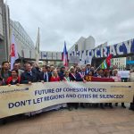 L’assessore allo Sviluppo economico di Regione Lombardia, Guido Guidesi, ha partecipato di fronte al Parlamento europeo alla manifestazione della #CohesionAlliance per dire no al taglio e alla centralizzazione dei fondi di coesione