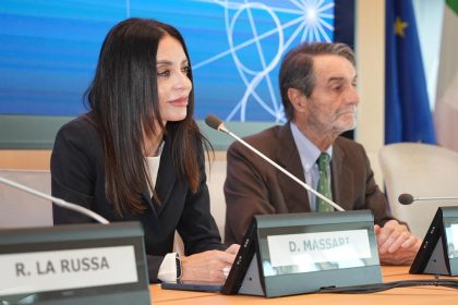 Il presidente della Regione Lombardia, Attilio Fontana, e il nuovo assessore regionale al Turismo, Debora Massari, durante la conferenza stampa di presentazione di quest’ultima