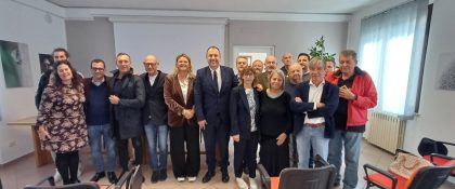 L'assessore al Territorio e Sistemi verdi della Regione Lombardia Gianluca Comazzi (al centro della foto con amministratori e rappresentanti del parco) in visita alla sede e al Parco Oglio sud a Calvatone (Cremona), un patrimonio naturalistico di straordinaria bellezza. 