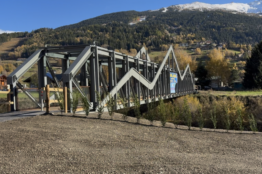 In foto la nuova passerella sul torrente Frodolfo, inaugurata ad ottobre 2025 anche grazie al finanziamento di Regione Lombardia nelle opere nell’ambito delle Olimpiadi di Milano Cortina 2026