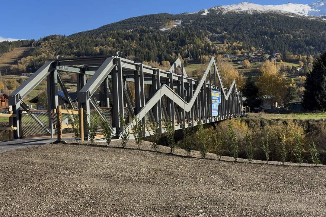 In foto la nuova passerella sul torrente Frodolfo, inaugurata ad ottobre 2025 anche grazie al finanziamento di Regione Lombardia nelle opere nell’ambito delle Olimpiadi di Milano Cortina 2026