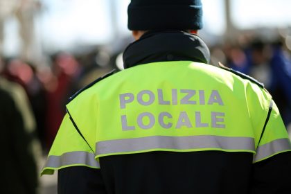 Più controlli di sicurezza in provincia di Sondrio durante le Olimpiadi di Milano Cortina 2026: in foto due poliziotti al lavoro
