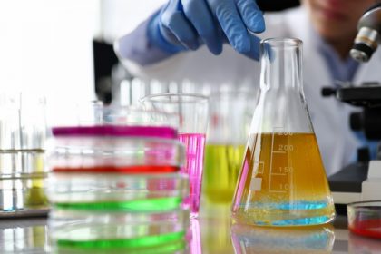 In foto un esempio di scienziato in ambito chimico-farmaceutico, il settore protagonista della tappa di Mind Milano nel corso del tour istituzionale ‘Qui Puoi’