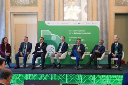 In foto i relatori sul palco in una sala della Villa Reale di Monza, location della quarta tappa del Forum per lo Sviluppo Sostenibile con focus sull’edilizia sostenibile