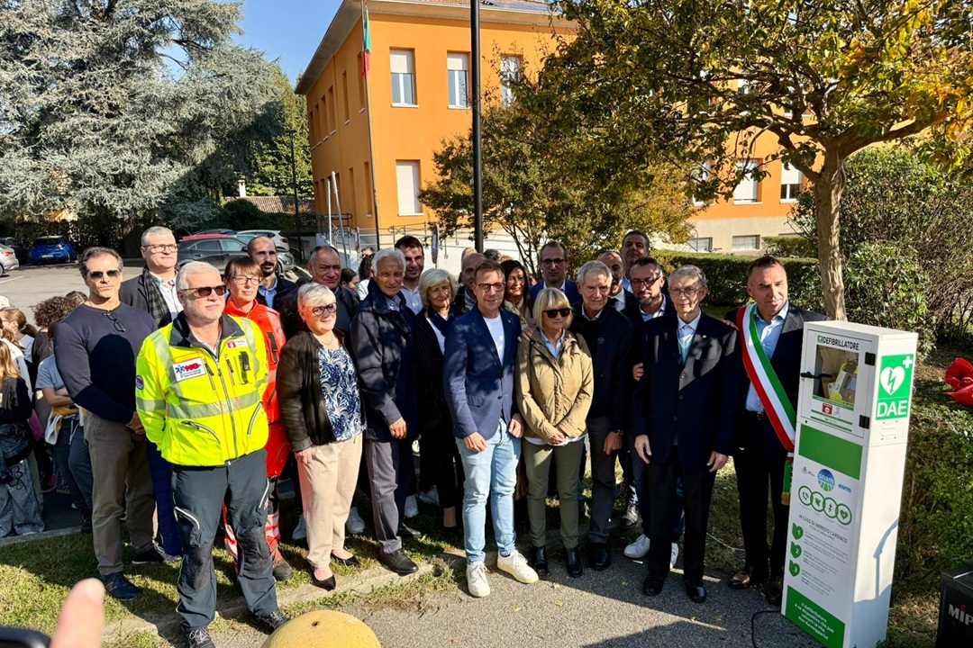 In foto l’assessore regionale al Welfare, Guido Bertolaso, durante l’inaugurazione di un dei defibrillatori a Rivalta Cremasca