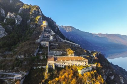 In foto Rocca d’Anfo, in provincia di Brescia, uno dei più imponenti complessi fortificati di epoca napoleonica presenti in Italia