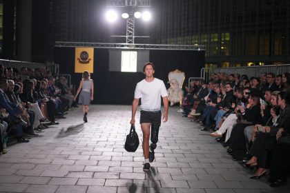 Sfilata di moda inclusiva a Milano in piazza Città di Lombardia.
