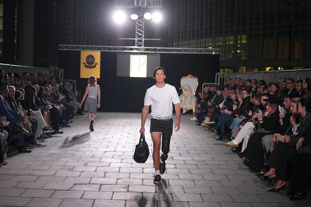Sfilata di moda inclusiva a Milano in piazza Città di Lombardia.
