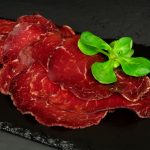 Turismo, la Lombardia si aggiudica 2 premi al TTG di Rimini: come smart destination e Valtellina come meta enogastronomica (foto di un piatto di bresaola ) migliore d’Italia.