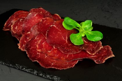 Turismo, la Lombardia si aggiudica 2 premi al TTG di Rimini: come smart destination e Valtellina come meta enogastronomica (foto di un piatto di bresaola ) migliore d’Italia.