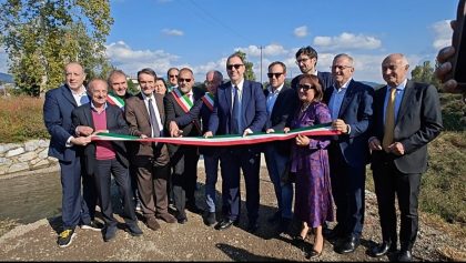 Albano Sant'Alessandro (Bergamo): inaugurata la vasca di laminazione sul torrente Zerra, un’opera fondamentale per la sicurezza idraulica del territorio. Presenti il presidente della Regione Lombardia Attilio Fontana. l'assessor regionale al Territorio e Sistemi verdi Gianluca Comazzi, sindaci e rappresentanti del territorio.