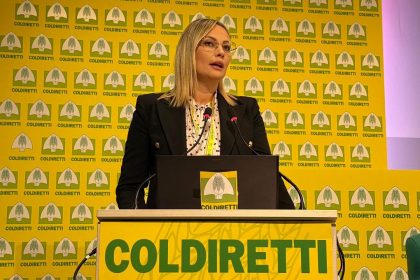 Il voucher finanziato da Regione Lombardia per la formazione in agricoltura e il calo dei nitrati come importante risultato frutto di politiche mirate sono stati i temi al centro degli interventi tenuti degli assessori Simona Tironi (Istruzione, Formazione, Lavoro) e Giorgio Maione (Ambiente e Clima) in occasione della 97° edizione della Fiera Agricola Zootecnica Italiana. Qui una foto dell'assessore Tironi