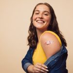 In foto una donna dopo aver ricevuto una dose parte della campagna di vaccinazione gratuita promossa da Regione Lombardia