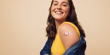 In foto una donna dopo aver ricevuto una dose parte della campagna di vaccinazione gratuita promossa da Regione Lombardia