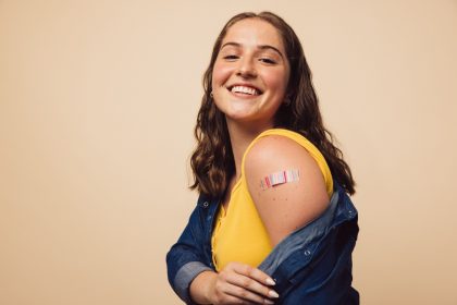 In foto una donna dopo aver ricevuto una dose parte della campagna di vaccinazione gratuita promossa da Regione Lombardia