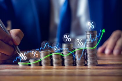 immagine di un uomo d'affari che investe per dare l'idea della guida agli investimenti in Brasile per le imprese della Lombardia