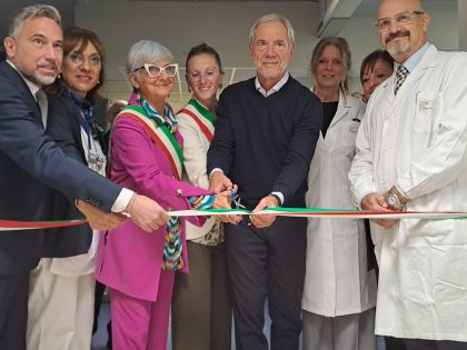 bertolaso e Lucente tagliano nastro durante le inaugurazioni a vizzolo pedrabissi 