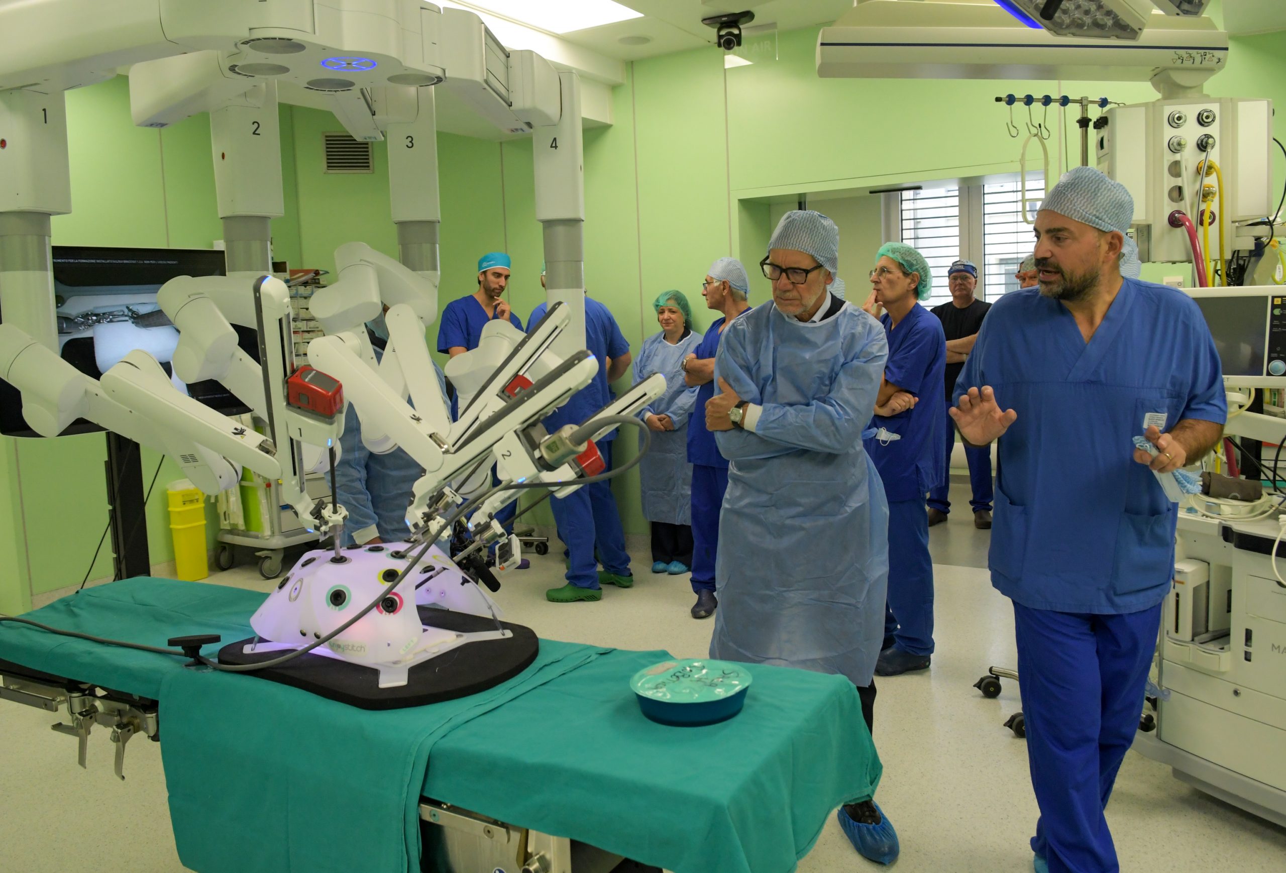 nuovi dispositivi visitati da assessori Bertolaso e Lucente durante le inaugurazioni all'ospedale di vizzolo pedrabissi