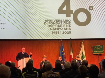 In foto l’assessore regionale al Welfare, Guido Bertolaso, a supporto dell’attività dell’ospedale da campo degli Alpini di Bergamo
