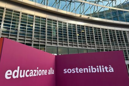 foto dell'allestimento in piazza a Palazzo Lombardia della Fiera di Educazione alla Sostenibilità Ambientale