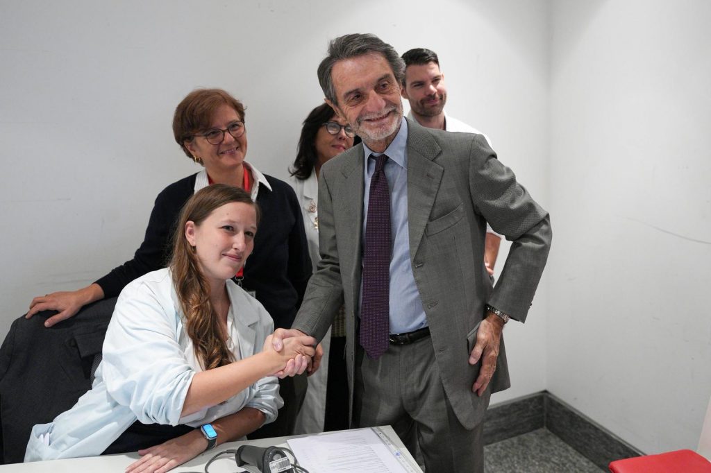 Il presidente della Regione Lombardia Attilio Fontana si è sottoposto al vaccino contro influenza per promuovere campagna 2025