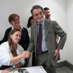 Il presidente della Regione Lombardia Attilio Fontana si è sottoposto al vaccino contro influenza per promuovere campagna 2025