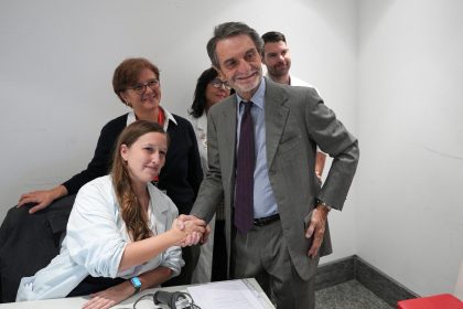 Il presidente della Regione Lombardia Attilio Fontana si è sottoposto al vaccino contro influenza per promuovere campagna 2025