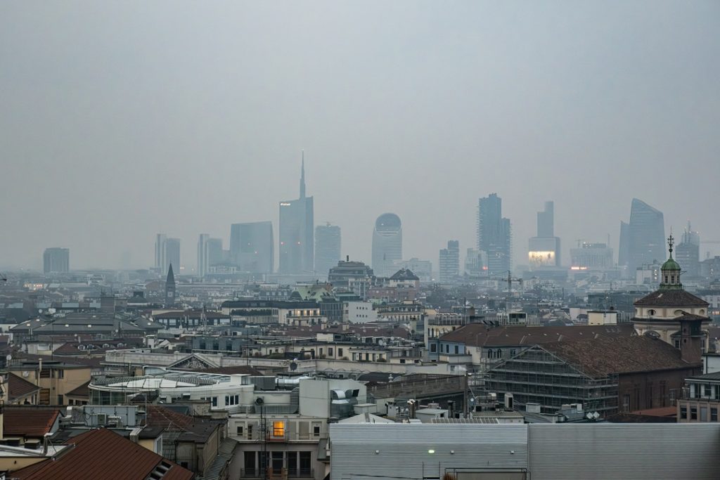 immagine di milano dall'alto con foschia per dare idea di misure temporanee antismog