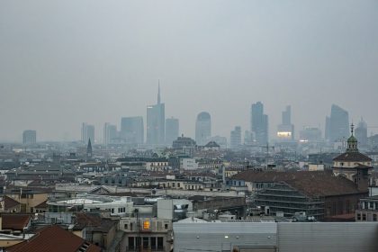 immagine di milano dall'alto con foschia per dare idea di misure temporanee antismog