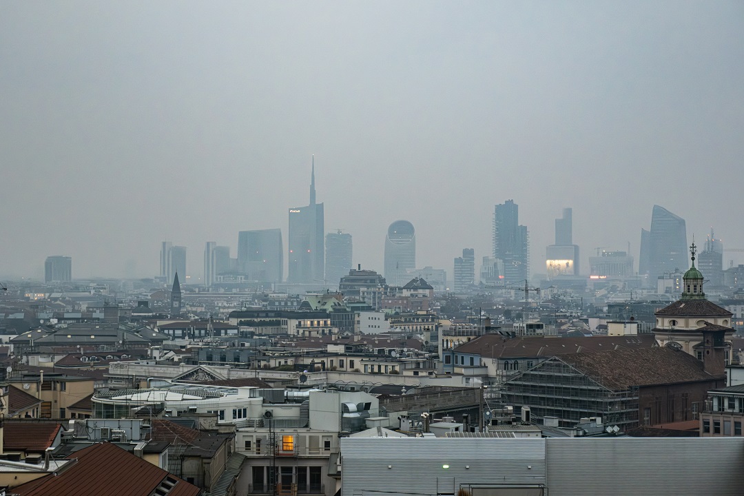 immagine di milano dall'alto con foschia per dare idea di misure temporanee antismog