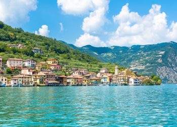 Una foto del lago d’Iseo, al centro di uno dei progetti del bando laghi per la tutela della biodiversità