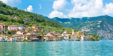 Una foto del lago d’Iseo, al centro di uno dei progetti del bando laghi per la tutela della biodiversità