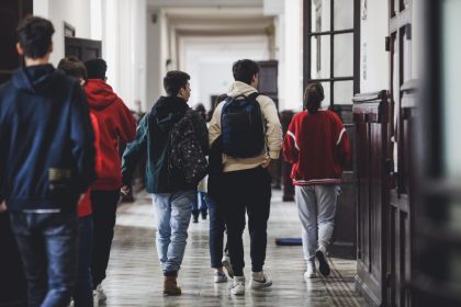 immagine generica di studenti per dare l'idea del premio lombardia è ricerca studenti 2025