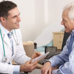 Un medico durante una visita ambulatoriale