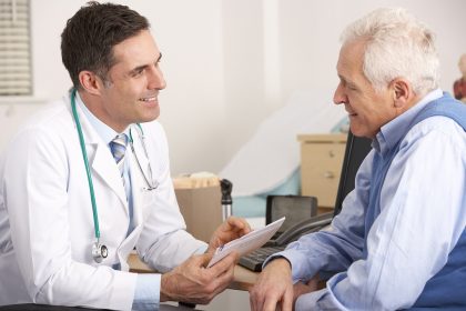 Un medico durante una visita ambulatoriale