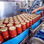 Al via il bando 'Ricircolo' di Regione Lombardia per il settore alimentare: nella foto simbolica, produzione di salsa di pomodoro.