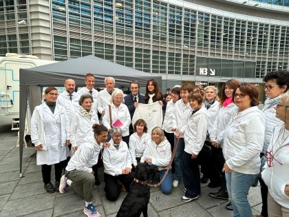 In foto gli operatori di Salute Donna, in piazza Città di Lombardia, per promuovere la prevenzione durante l’ottobre in rosa