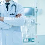 immagine generica di un medico per dare idea degli investimenti di Regione Lombardia in sanità