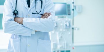 immagine generica di un medico per dare idea degli investimenti di Regione Lombardia in sanità