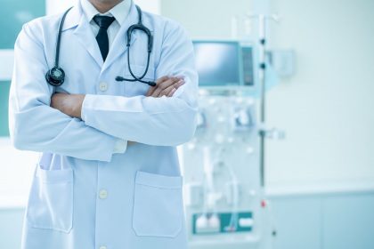 immagine generica di un medico per dare idea degli investimenti di Regione Lombardia in sanità