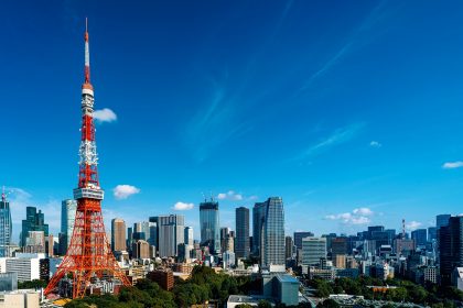 veduta grattacieli di tokyo città in cui si trova in missione il governatore della Lombardia per attività di cooperazione