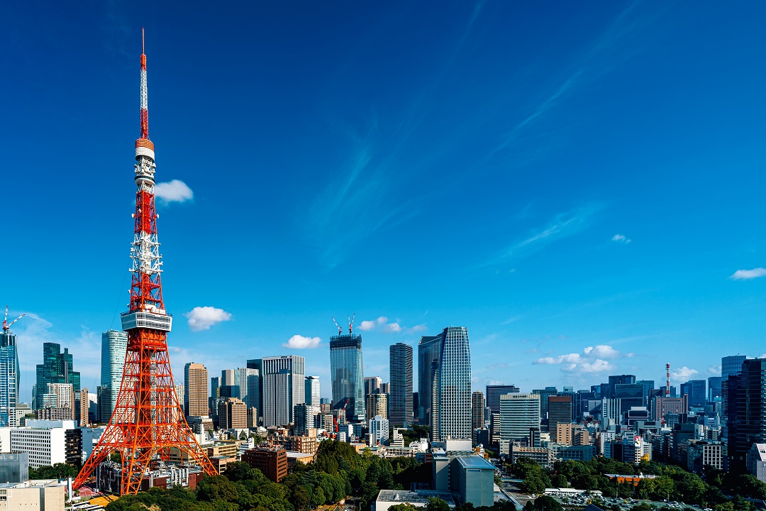 veduta grattacieli di tokyo città in cui si trova in missione il governatore della Lombardia per attività di cooperazione